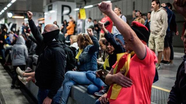 Independentistas cortando las vías del AVE en Girona, durante una protesta / CG