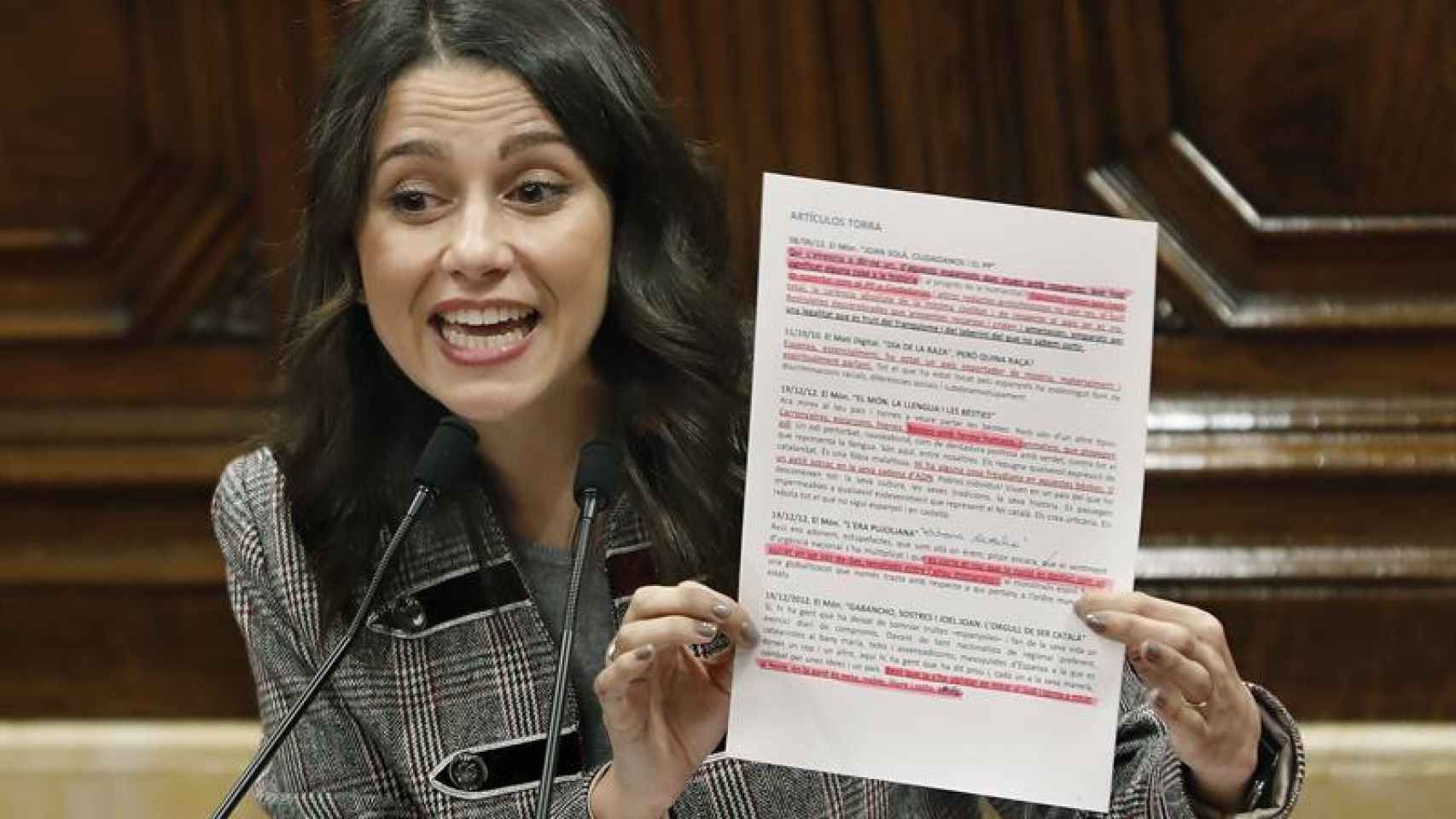 Inés Arrimadas durante el anuncio de la presentación de la querella contra Quim Torra / EFE