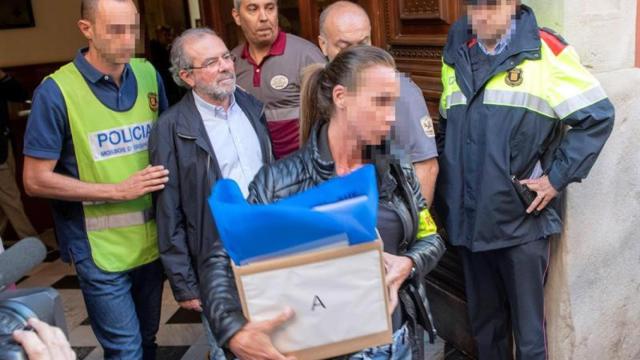 El presiente de la Diputación de Lleida y alcalde de Fondarella, Joan Reñé, acompañado por agentes de los Mossos tras ser detenido / EFE