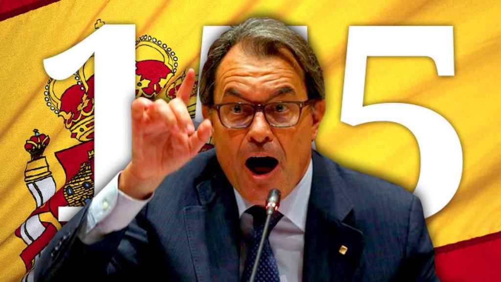 La bandera de España y un 155 tras Artur Mas / FOTOMONTAJE DE CG