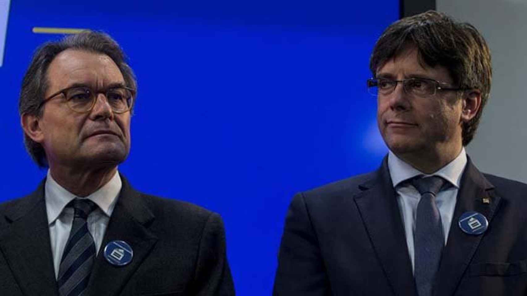 El expresidente de la Generalitat Artur Mas (i) junto al presidente de la Generalitat Carles Puigdemont (d) en la rueda de prensa en la que se valoró la sentencia del 9N / EFE