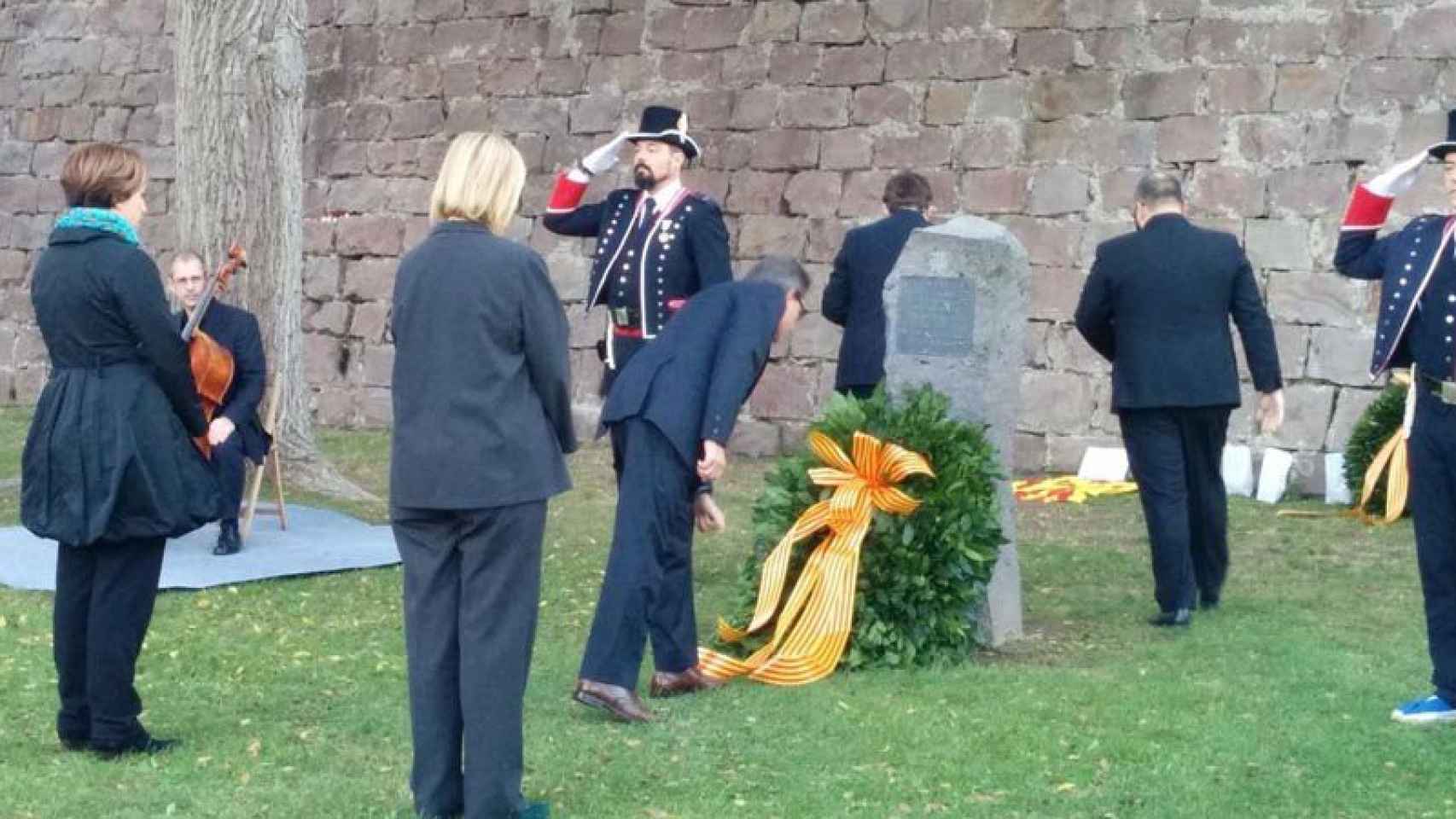 Ada Colau, alcaldesa de Barcelona, y Núria de Gispert, ex presidenta del Parlament, acompañan a Artur Mas en el homenaje a Lluís Companys.