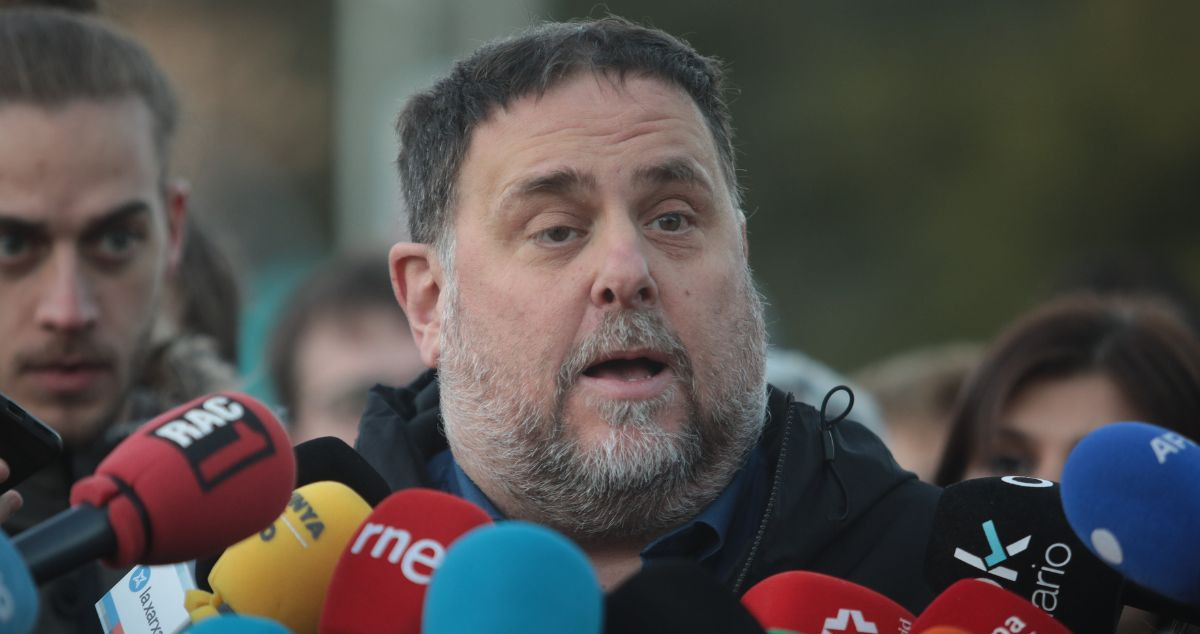 El presidente de ERC, Oriol Junqueras, atiende a medios de comunicación / KIKE RINCÓN - EUROPA PRESS