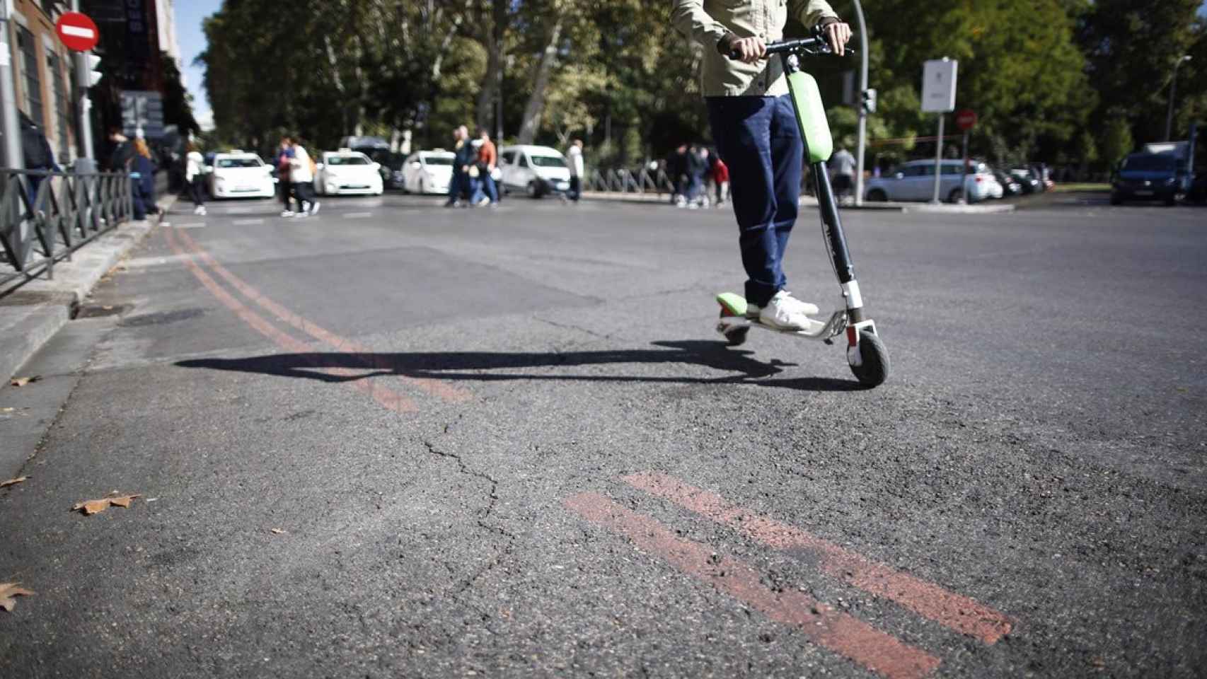 Un joven con un patinete, como el que acabó denunciado por ir a 112km/h y drogado por Terrassa / EP