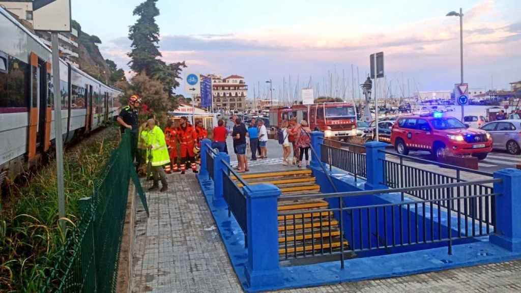 Dispositivo por la parada del tren de Rodalies en Arenys de Mar / @AjArenys