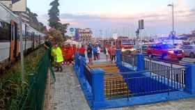 Dispositivo por la parada del tren de Rodalies en Arenys de Mar / @AjArenys