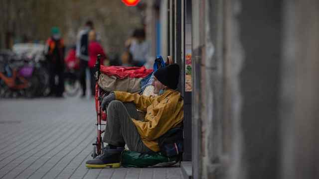 Una persona sintecho en Barcelona, que sufren las altas temperaturas / EP