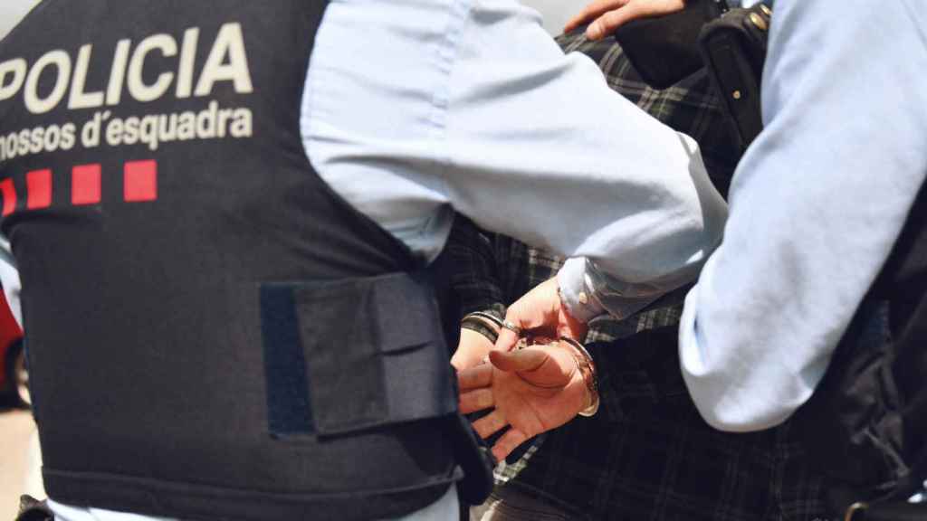 Los Mossos efectúan una detención, como la del ladrón que acumula 30 antecedentes y tenía vigente una orden de detención / MOSSOS