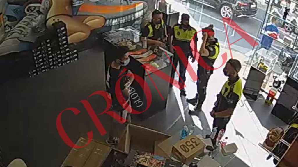 Alain Nicolas Fayez con la policía en la tienda de Madrid / CEDIDA