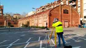 Un operario haciendo las primeras mediciones para construir el proyecto de tanatorio de Sants / CG