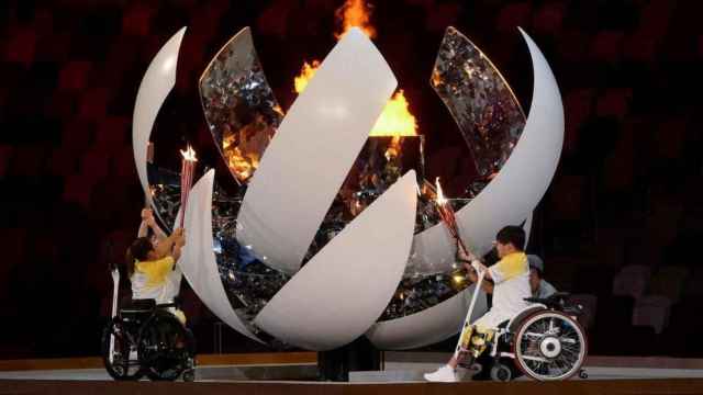 Atletas paralímpicos encienden el pebetero durante la ceremonia de inauguración de los Juegos Paralímpicos de Tokio 2020 / Szilard Koszticsak (EFE)