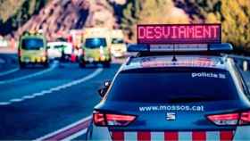 Un coche de Mossos y ambulancias del SEM durante un accidente de tráfico en una imagen de archivo, como el producido por un choque frontal en el que ha fallecido una pasajera / TRÀNSIT