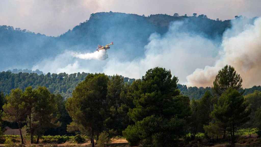 Imagen de un medio aéreo descargando agua sobre el incendio de Santa Coloma de Queralt / EP