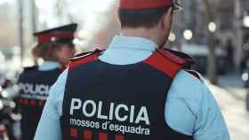 Dos agentes de los Mossos patrullan por la calle / MOSSOS D'ESQUADRA