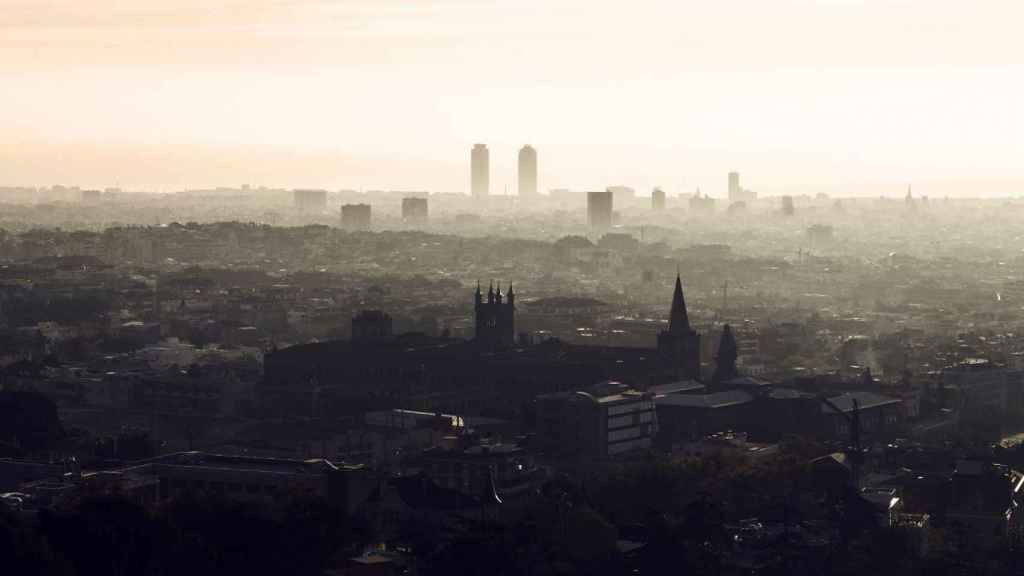 Vista de Barcelona en un día de alto nivel de contaminación atmosférica / EP