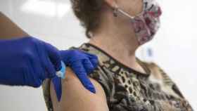 Una mujer vacunándose de la gripe en Cataluña / EP
