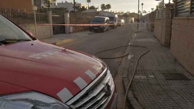 Efectivos de bomberos durante la extinción de un incendio, los mismos que actuaron en Ripoll / BOMBERS