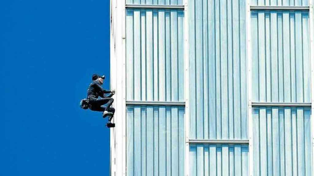 El Spiderman francés, Alain Robert, escalando el hotel Meliá Barcelona Sky, en una imagen de archivo / CG