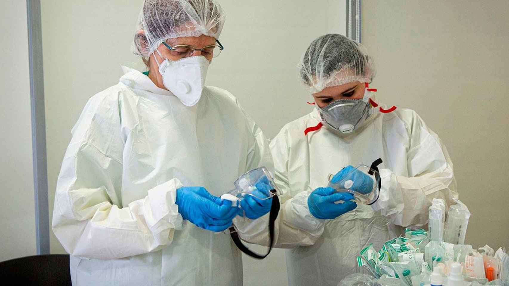 Profesionales sanitarios preparan mascarillas de protección contra el Covid-19 / EFE