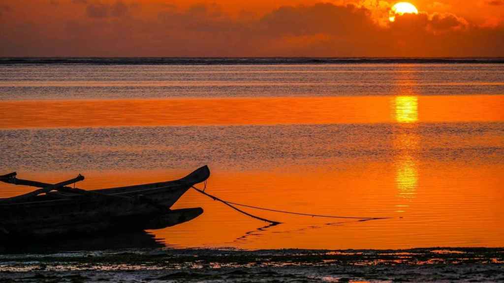 Puesta de sol en una playa desierta