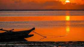 Puesta de sol en una playa desierta