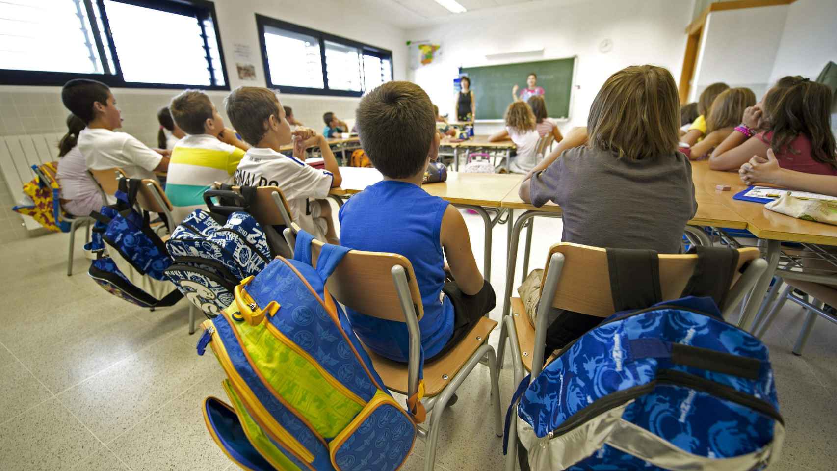 Niños en una clase escuchando las actividades que les explican las profesoras / EFE