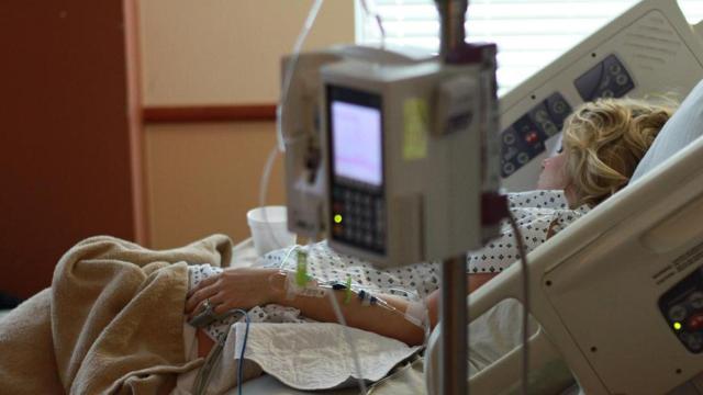 Imagen de un paciente hospitalario susceptible de formar parte de las comunidades en línea / PIXABAY