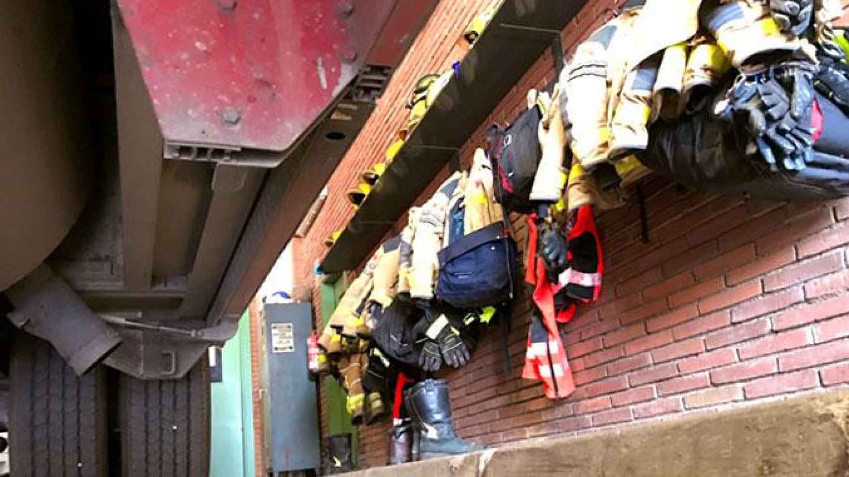 Imagen de un parque de Bomberos de la Generalitat, que han intervenido con nueve dotaciones en el incendio de Hospitalet del Llobregat / BOMBERS