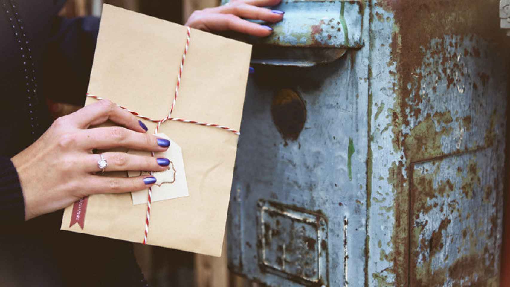 Una mujer manda una postal de Navidad