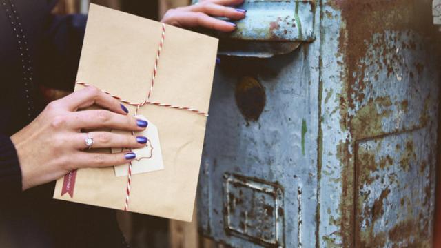 Una mujer manda una postal de Navidad