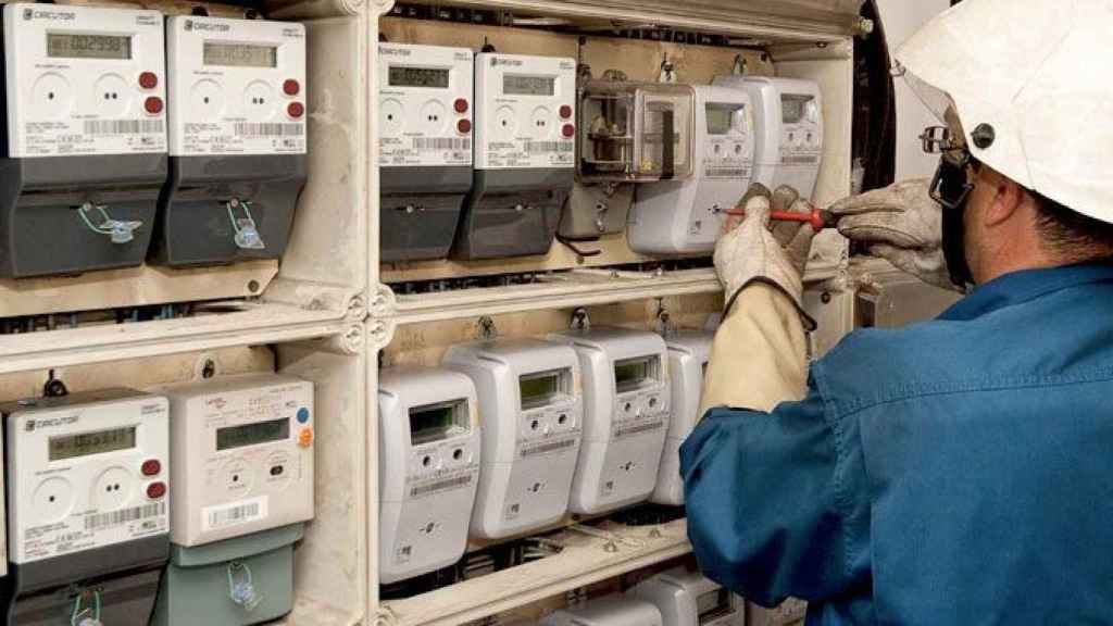 Un operario instala unos contadores de la luz, cuya potencia contratada podría generar un ahorro de hasta 40 euros mensuales / CG