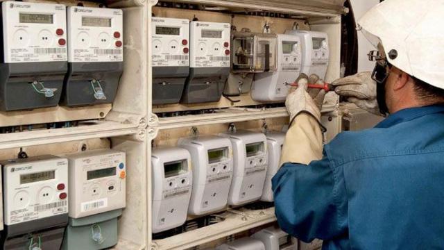 Un operario instala unos contadores de la luz, cuya potencia contratada podría generar un ahorro de hasta 40 euros mensuales / CG