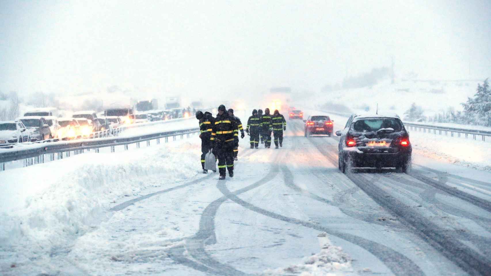 Soldados de la UME trabajan para desatascar la AP-6 durante el temporal de nieve / EFE