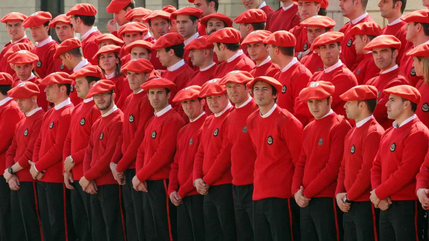 Agentes jóvenes de la Ertzaintza vestidos con el uniforme de gala / EP