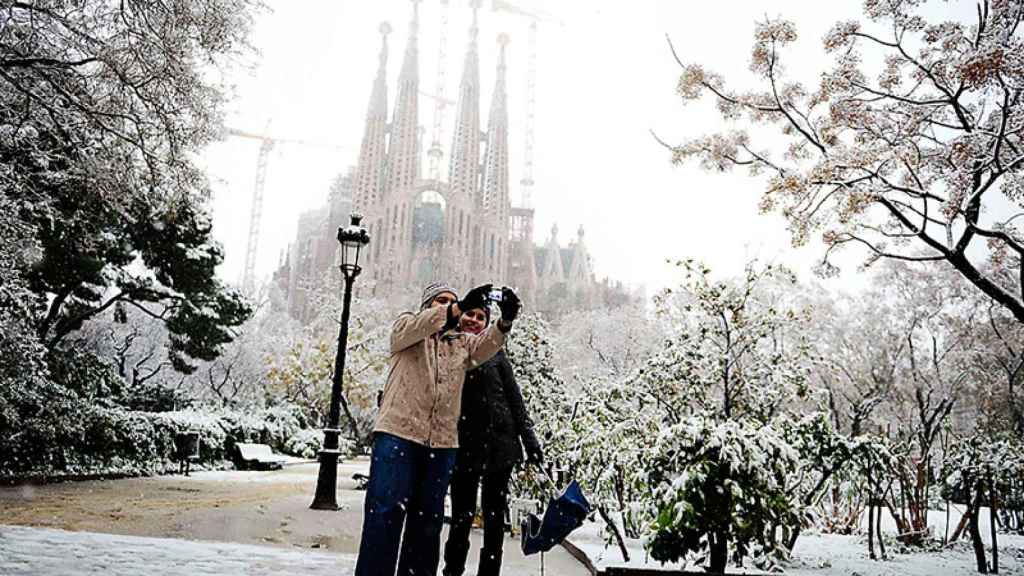 Dos turistas inmortalizan la imagen infrecuente de la Sagrada Família nevada en 2010.