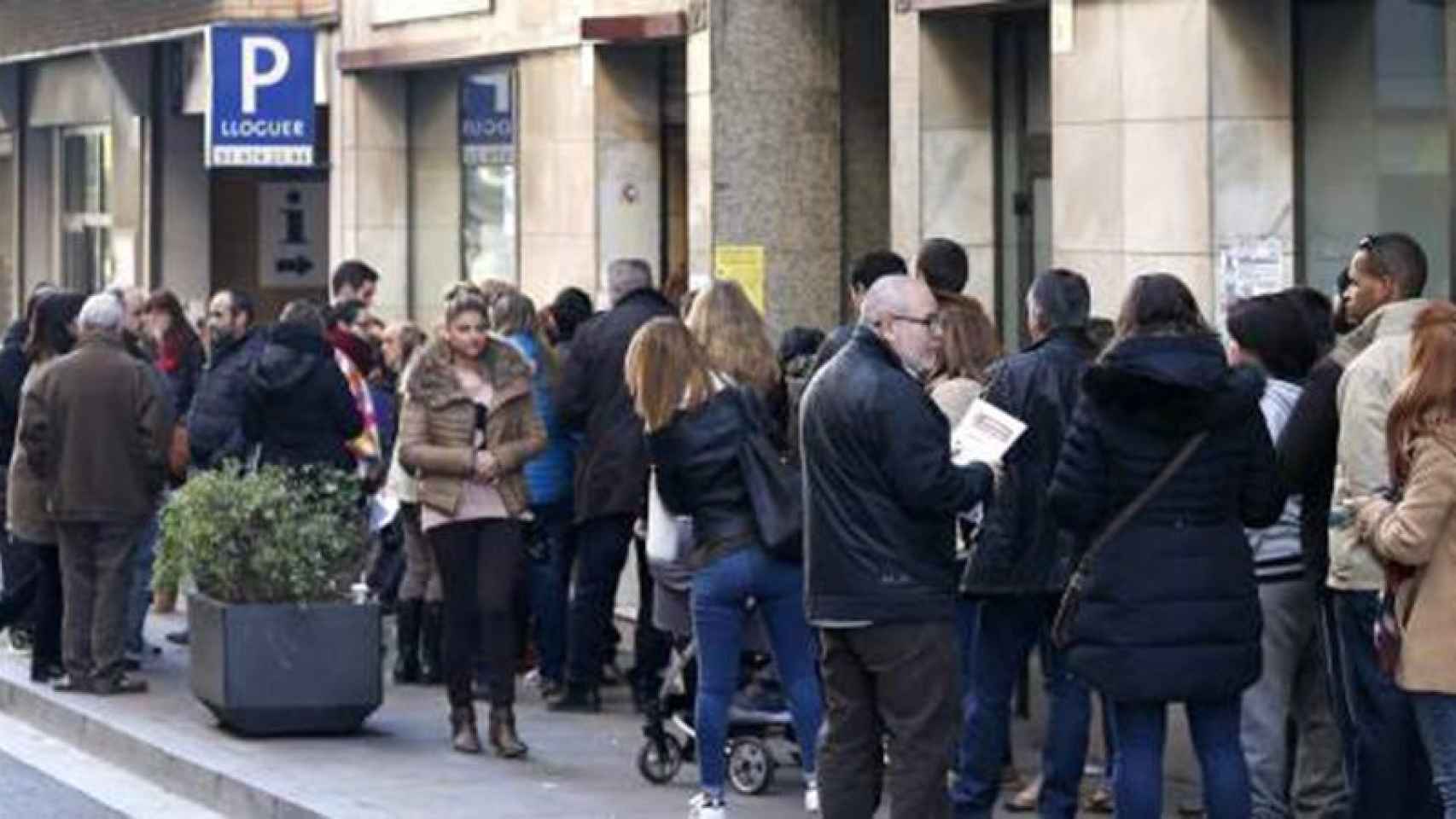 Colas en Barcelona para pedir certificados sobre antecedentes de delitos sexuales.