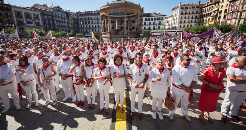 Asistentes durante una concentración contra una presunta agresión sexual en San Fermín 2022 / EP