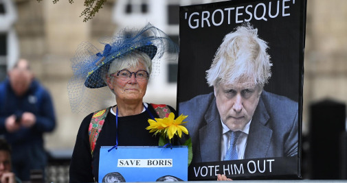 Una de las manifestantes contra Boris Johnson, en los alrededores del Parlamento británico, en Londres (Reino Unido) - EFE/EPA/ANDY RAIN