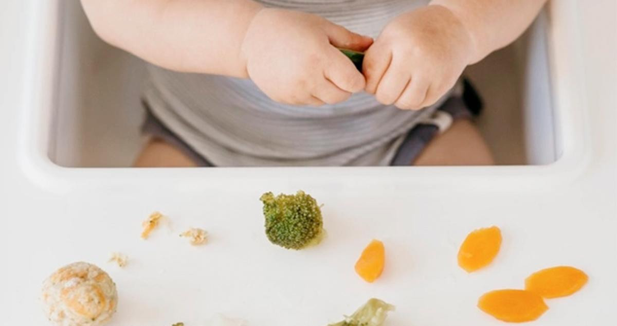 Un niño 'juega' con fruta y verdura / FREEPIK