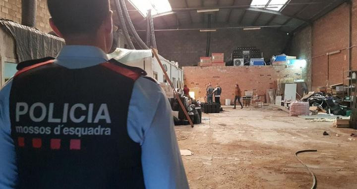 Un 'mosso' dentro de la nave industrial en Tarragona / MOSSOS D'ESQUADRA