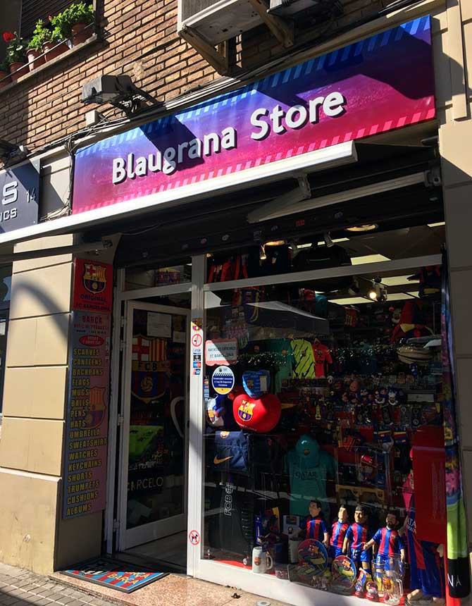 Una tienda de 'souvenirs' del FC Barcelona en la calle Riera Blanca del barrio de Collblanc / CG