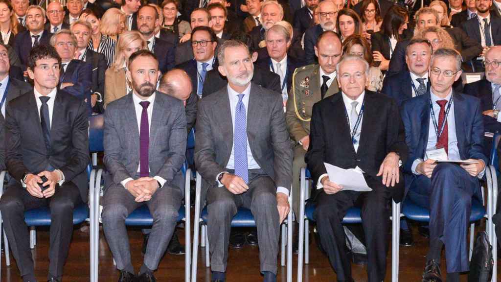 El rey Felipe VI (centro), junto al presidente de la Fundación Bancaria 'la Caixa' y de CEDE, Isidro Fainé (d). Giró fue el gran ausente / CEDE