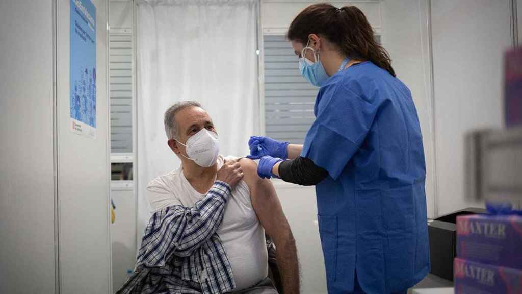 Un hombre recibe una dosis de la vacuna contra el coronavirus en la Fira de Barcelona / EP