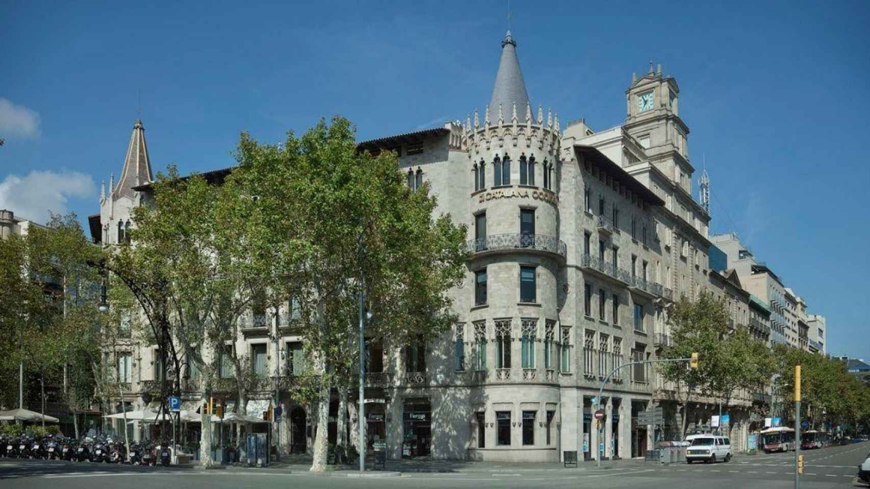 Edificio Palau Pons i Pascual, del grupo Catalana Occidente, donde Adidas abrirá una macrotienda / ROMAN