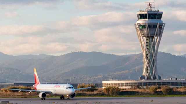 Un avión de Iberia frente a la torre de control del aeropuerto Josep Tarradellas Barcelona-El Prat / ST