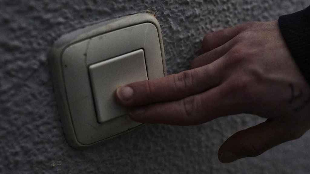 Un hombre enciende un interruptor de luz / EP