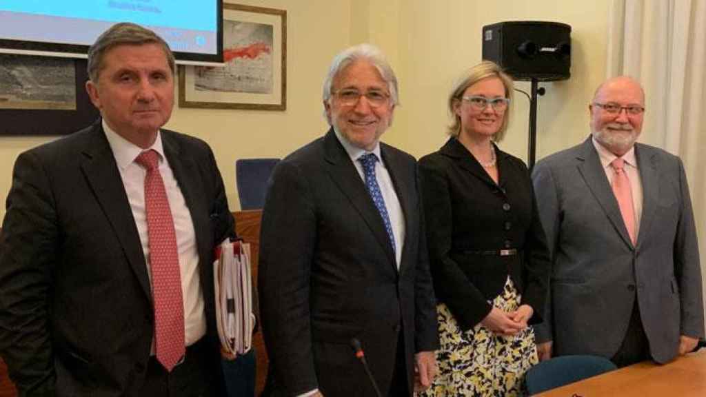 El presidente de la patronal Foment del Treball, Josep Sánchez Llibre (2i), junto a Virginia Guinda (2d), Salvador Guillermo (d) y David Tornos (i) / CG