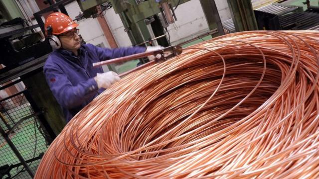 Un operario trabaja cobre en una planta de La Farga / CG