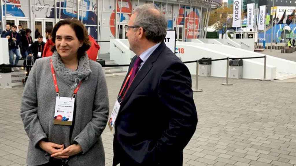 La alcaldesa de Barcelona, Ada Colau, junto al director general de Fira Barcelona, Constantí Serrallonga, en la clausura del MWC / CG