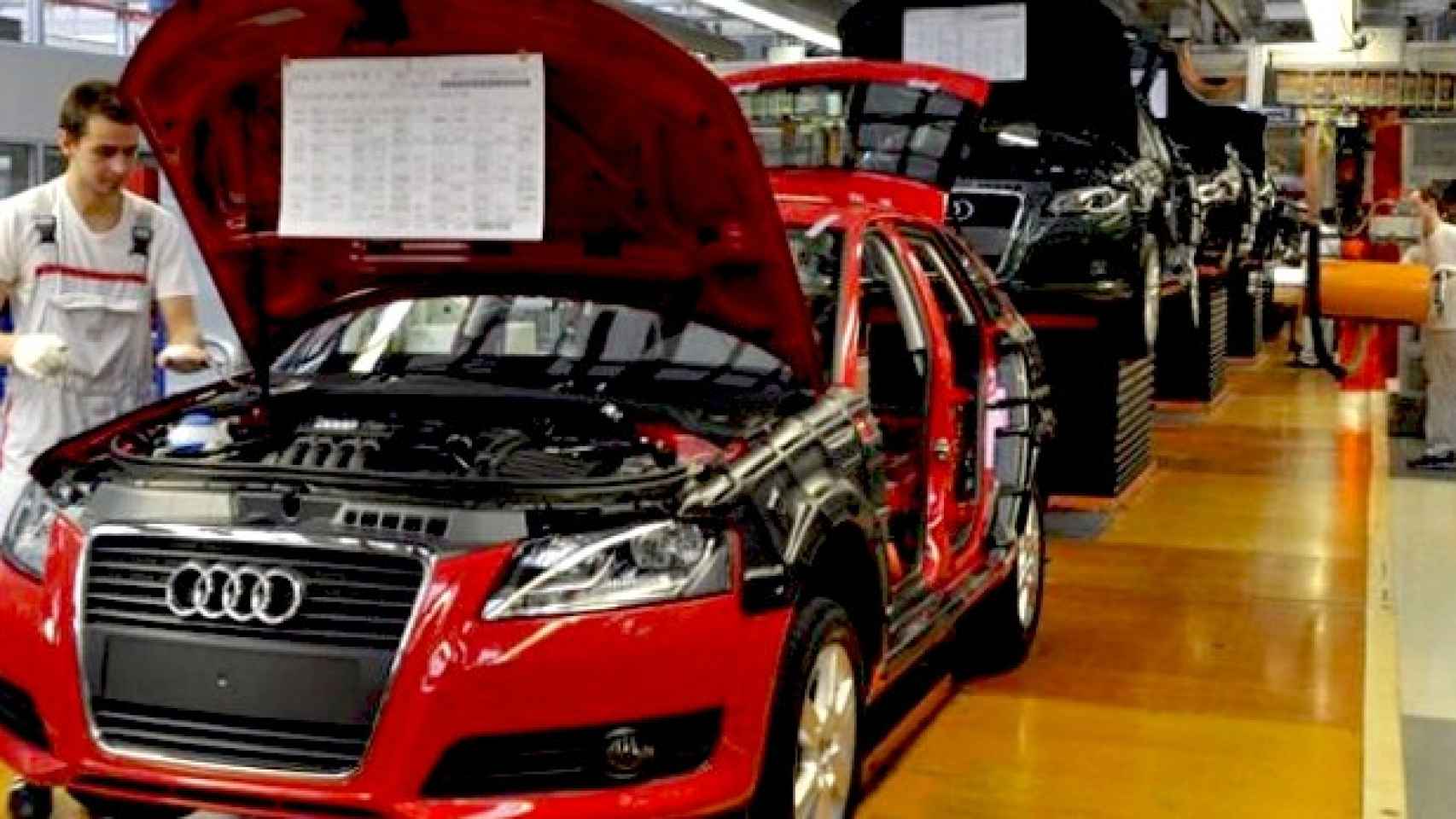 Operarios en la factoría de Audi de Ingolsatdt (Alemania) en la línea que ensambla el modelo A3 / EFE